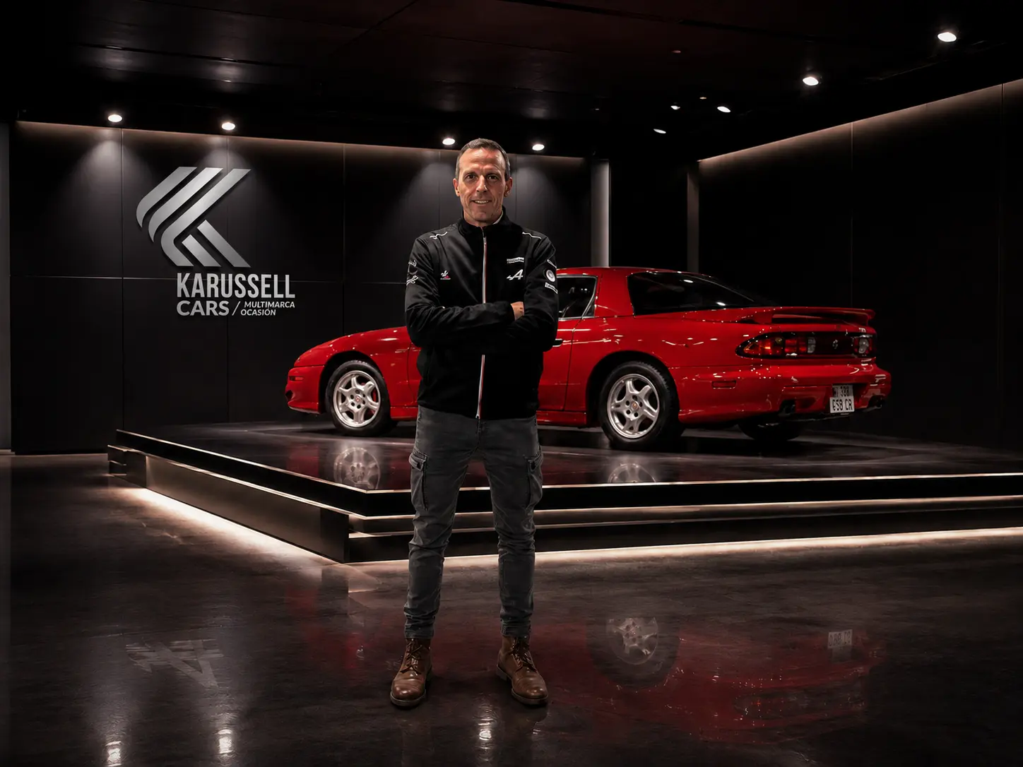 Jorge Niqui en el showroom de Karussell Cars